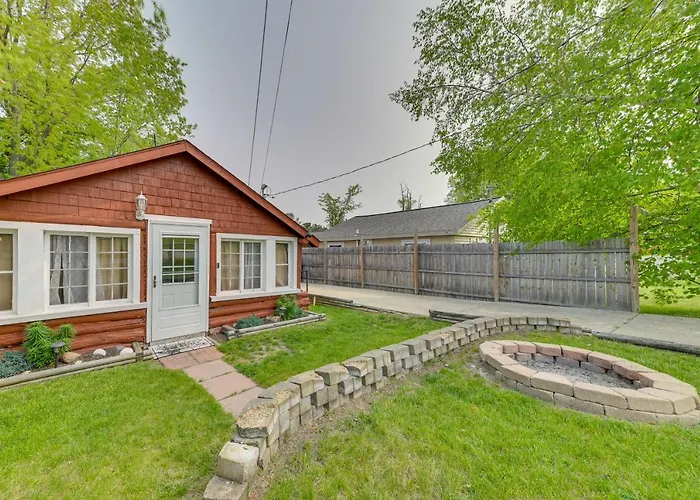 Cozy Houghton Lake Vacation Rental W/ Fireplace!