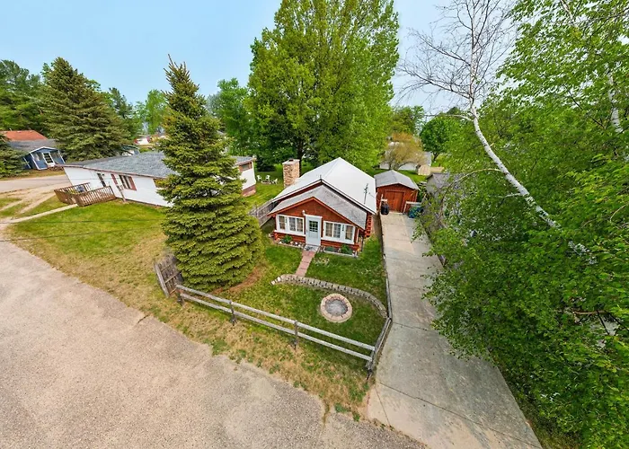 Cozy Houghton Lake Vacation Rental W/ Fireplace!