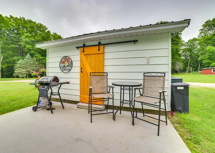 Visit Fife Lake & Traverse Bay! Farmhouse Hideaway