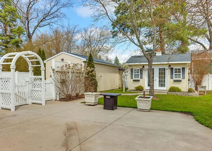 Pet-Friendly Harrison Home: 1 Mi To Wilson St Park