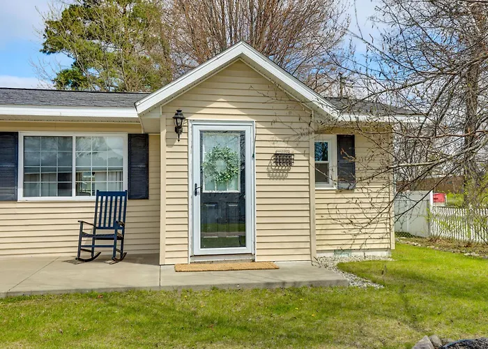 Pet-Friendly Harrison Home: 1 Mi To Wilson St Park